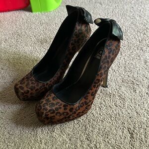 Dolce Vita leopard print bow back platform heel - size 8.5